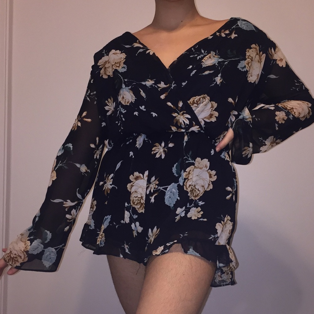 SHORT BELL-SLEEVED ROMPER